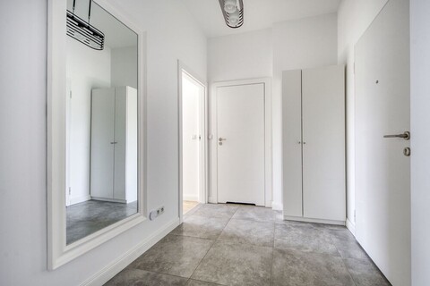 바르샤바 나이트 아파트먼트, 유라이스카 공항