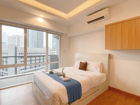 암바사데 쿠닝안의 따뜻한 뉴트럴 룩 스튜디오 아파트먼트