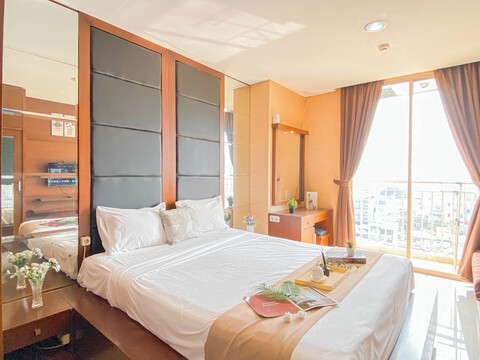 망가 두아 아파트먼트의 따뜻한 우드 악센트 스튜디오