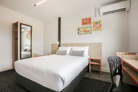 나이트캡 앳 캠프 힐 호텔