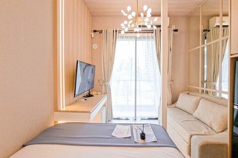 스카이 하우스 BSD 아파트먼트의 우아하고 전략적인 스튜디오 룸