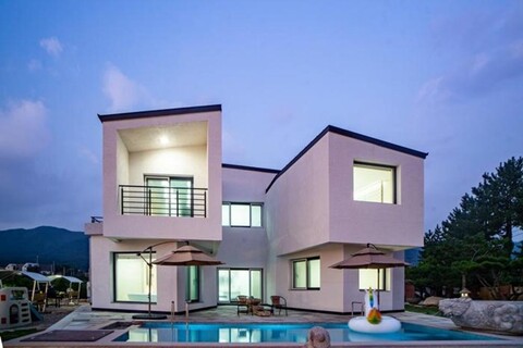 Multi-Pool Villa Pension