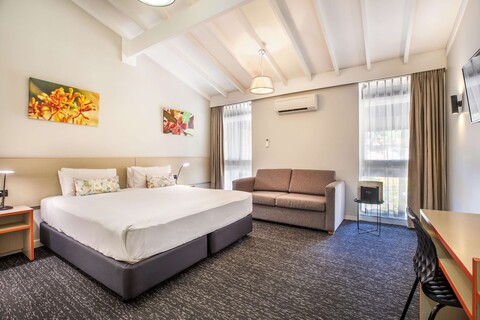 나이트캡 앳 더 랜치 호텔