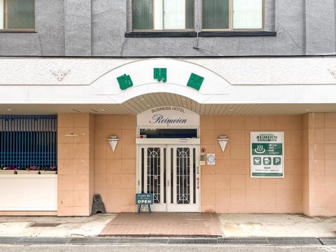 Cozy business inn, right by Osakako Station! On-site private parking and a large public bath.
