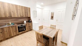 Spacious Rooms - 15 Min from Airport & City Center, 5 Min from Vienna Main-Bus Station EZ9