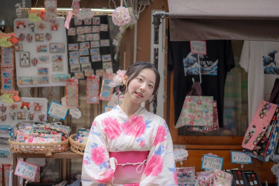 전통 의상을 입고 상점 앞에서 촬영한 스냅 예시