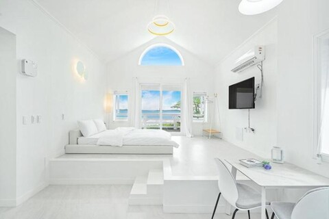 Moon Staying Sea Pension