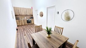 Spacious Rooms - 15 Min from Airport & City Center, 5 Min from Vienna Main-Bus Station EZ1