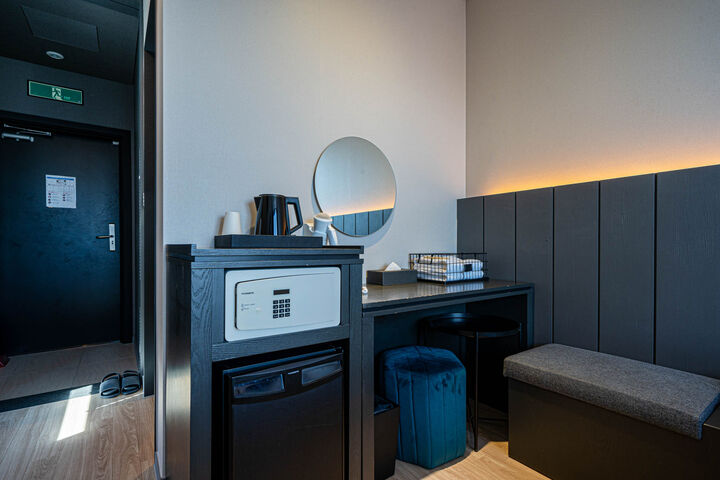 room detail thumbnail 2