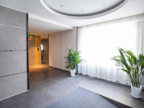 Qingmu Hotel (Nanjing Zhujiang Road Floating Bridge Subway Station)