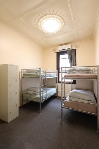 에뮤 백패커스 퍼스, 체크인 시 유효한 여권 필요