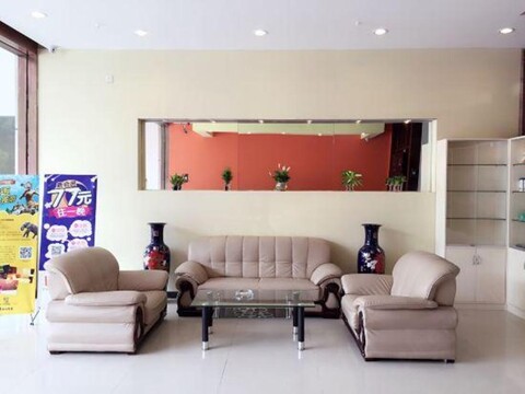 Yizhi Holiday Chain Hotel (Kunshan Hexing Road Huamao International Auto City)