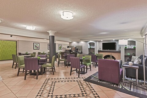 트래블로지 바이 윈덤 휴스턴 사이-페어