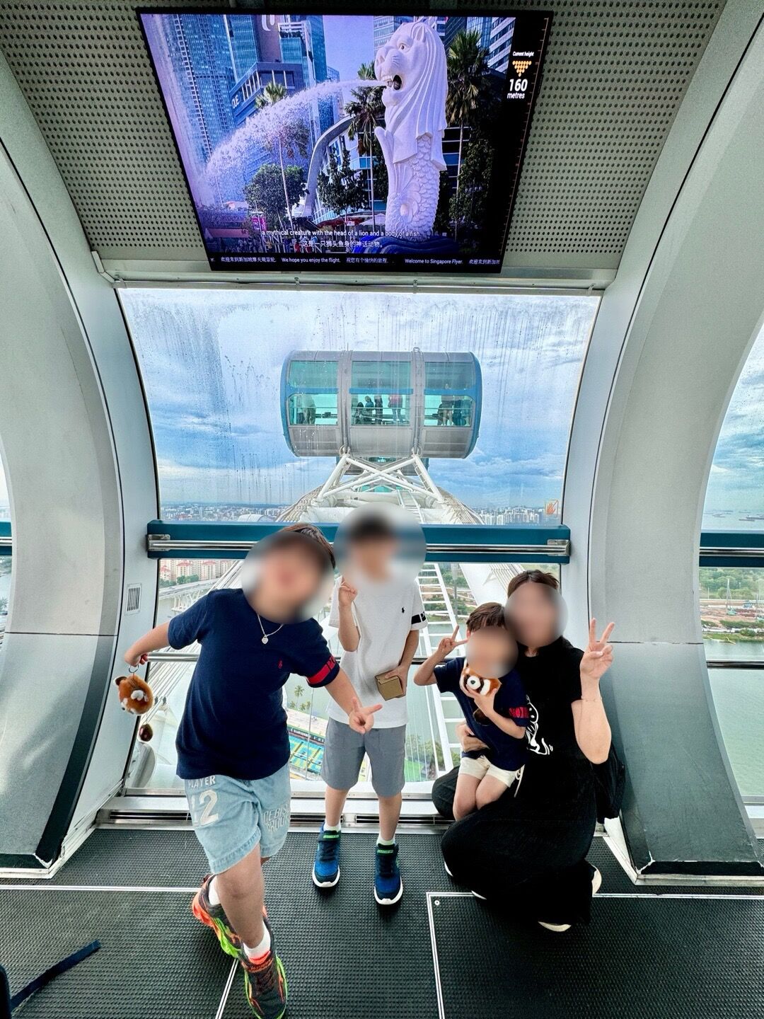 싱가포르 플라이어 안에서 바라보는 가족 여행 모습