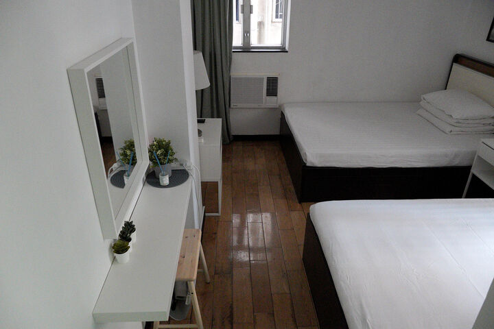 room detail thumbnail 2