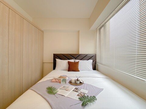 메이카르타의 깔끔하고 따뜻한 톤의 2베드룸 아파트먼트