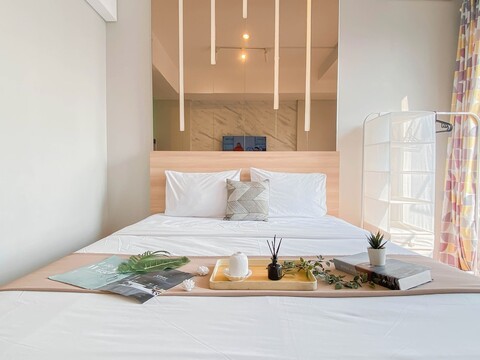 먼로 타워의 따뜻한 미니멀리스트 스튜디오 아파트먼트