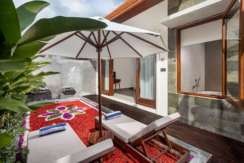 제나 빌라 바이 제뉴인호스트