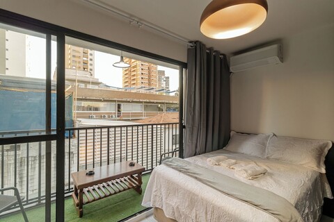 알리안츠에서 3분 거리의 아카데미와 수영장이 있는 스튜디오