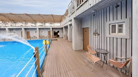 러브 이즈 어 힐 리닝 어게인스트 더 선셋