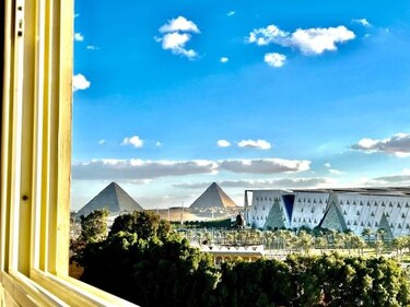 New Museum, Pyramids inn