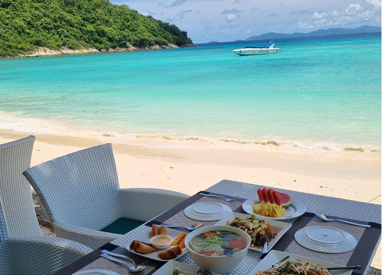🌊해변을 바라보며 식사를 즐길 수 있어요!