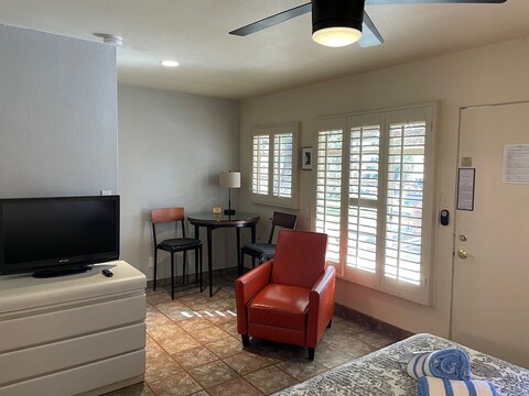 데저트 파라다이스 리조트 - 게이 남성 리조트