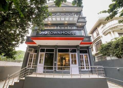 OYO 76804 OYO Townhouse 330