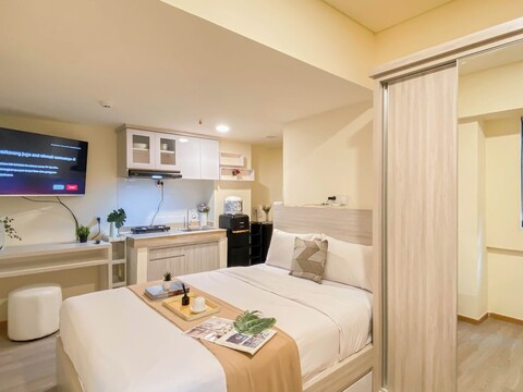 메이카르타 아파트먼트의 미니멀리스트 따뜻한 베이지 스튜디오