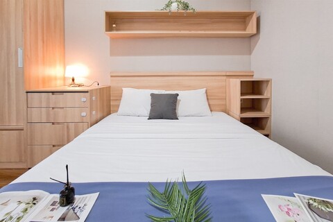 더 아요마 아파트먼트의 현대적인 뉴트럴 2베드룸