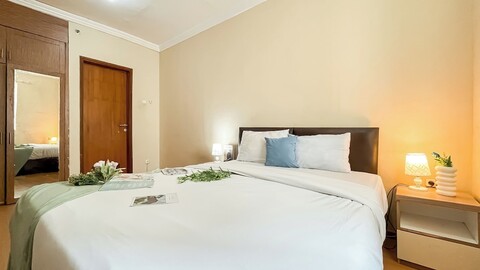 스파셔스 2BR 위스 워킹 룸 앳 그랜드  궁전  케마요란  아파트먼트