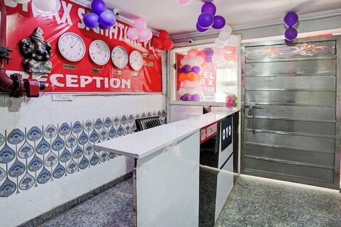 스타엑스 시그니처 플라자, 카르카르두마 메트로역 근처