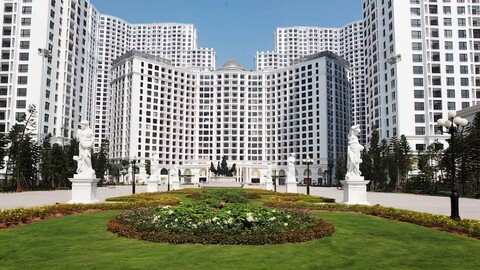 빈홈스 로열 시티, 바이 에밀리 인 타운