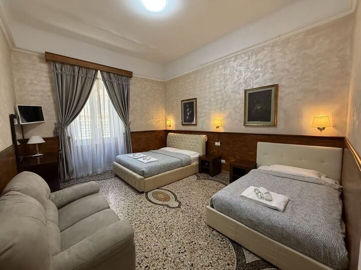 room detail thumbnail 1