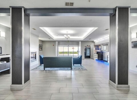 플래티넘 인 & 스위트 웹스터