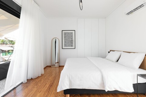 엘리엇 네아폴리, 아테네