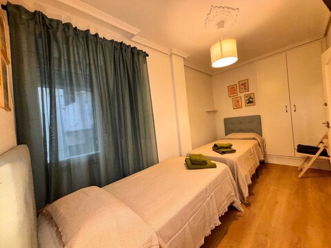 룸스 카를로스, 플라자 마요르 옆