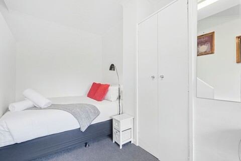 매닝 애비뉴의 매력적인 2 베드룸 유닛