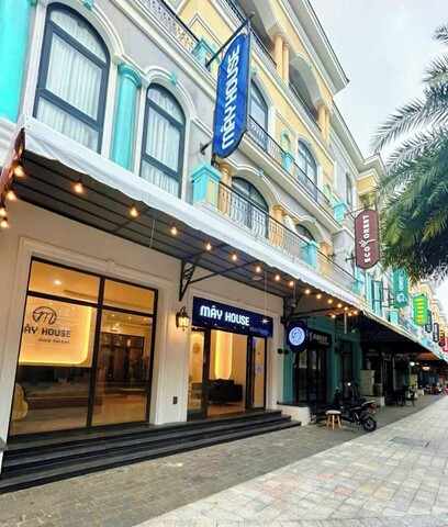 메이 하우스 그랜드월드, 해변에 위치