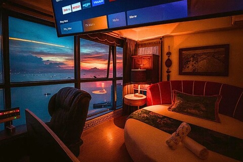 미국 대사관 앞의 씨 패밀리 룸