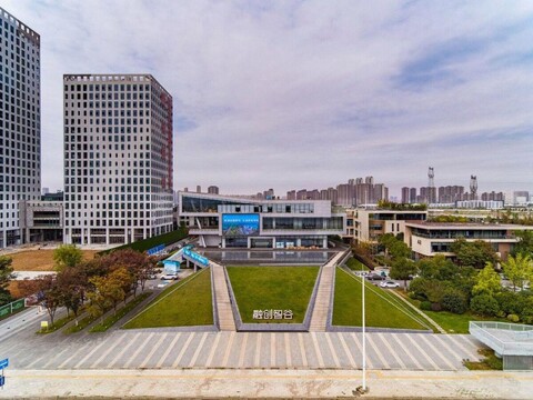 Century Business Hotel (Wuhan Sunac Zhigu Xinlu Village Subway Station)