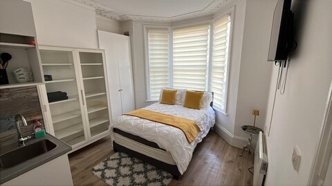 토트넘 시티 스테이즈, 세븐 시스터스 기차역 맞은편