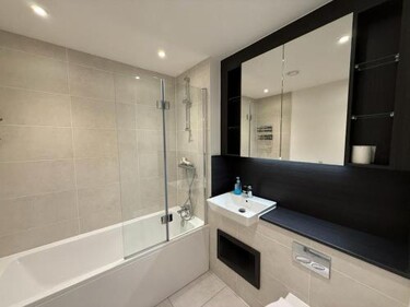 Home stay in London Acton close to central London