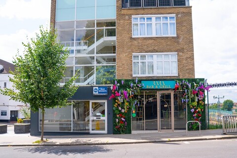 베스트 웨스턴 노스필즈 일링 호텔, 노스필즈 역 맞은편, 피카딜리 라인