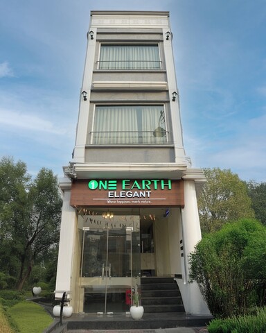 원 어스 엘레강트 암리차르