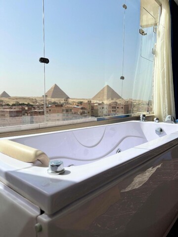 Pharaonic Pyramids Inn & jacuzzi