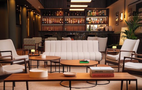 치크 앤 베이직 바이 어니스트 부다페스트