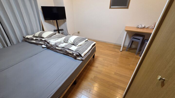 room detail thumbnail 2