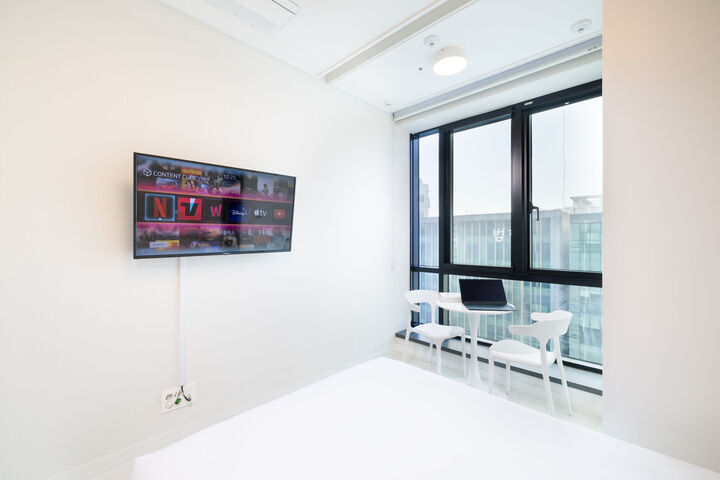 room detail thumbnail 2