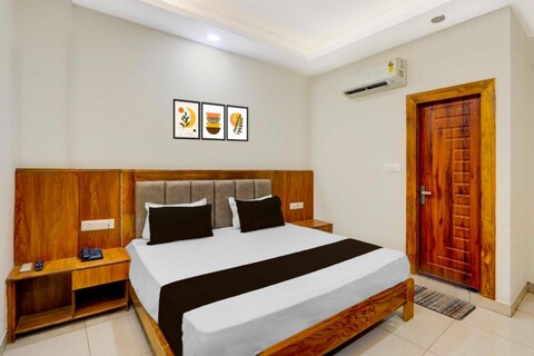 Townhouse Varanasi Golgadda Crossing